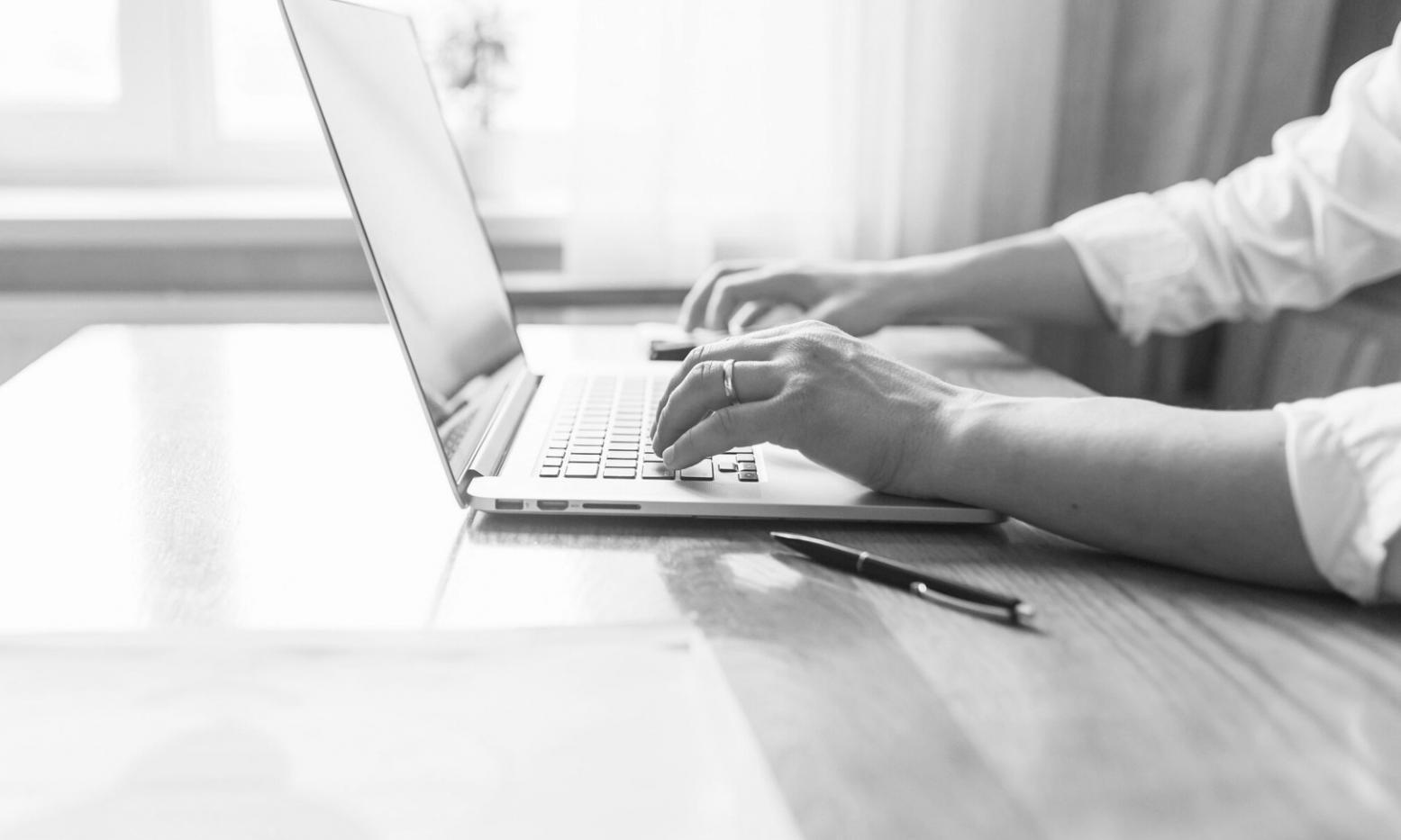 Arbeitsplatz mit Finanzplanungsunterlagen und Taschenrechner